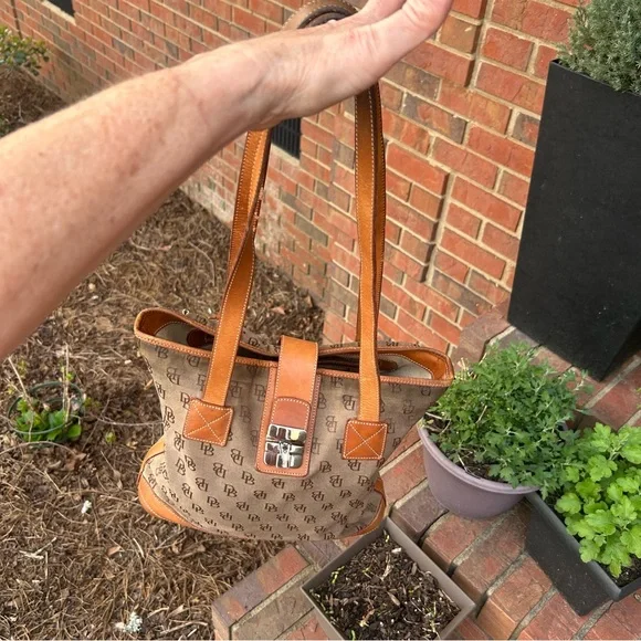 Dooney & Bourke canvas and leather signature shoulder bag - Picture 11 of 16